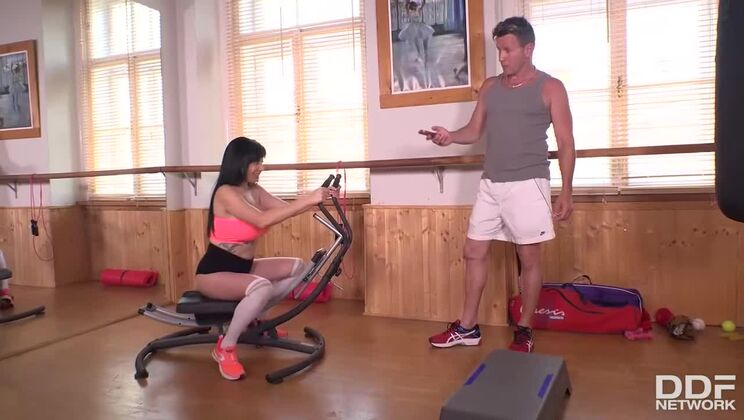 Spanish MILF Damaris Does Cum Gym Workout