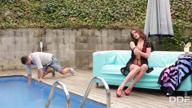 Evelina Darling Tempts Pool Boy with Her Body