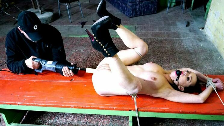 Brunette Azoe loves rough machine fucking