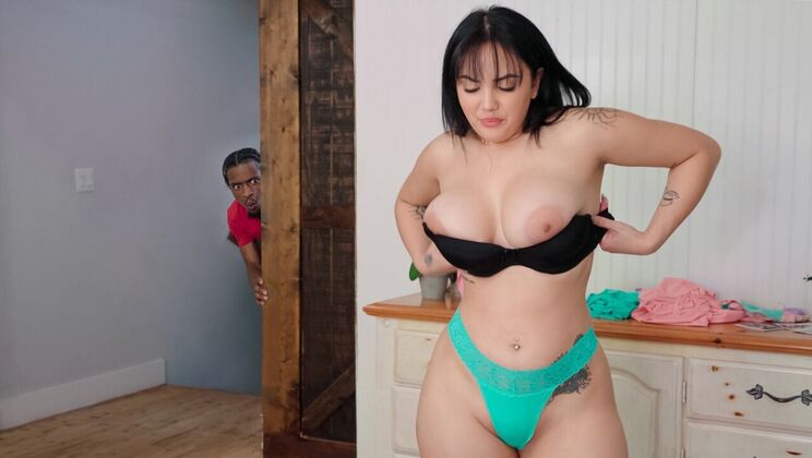  Latina with Big Boobs and Ass 