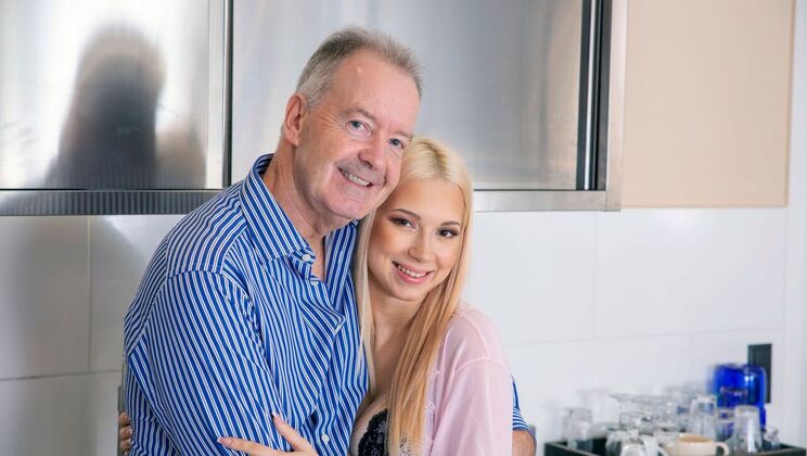 Blowjob and Handjob with Roxy Risingstar's Blonde Hair