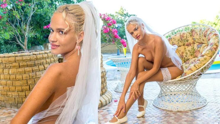 Teen 18+ in Lingerie Masturbates