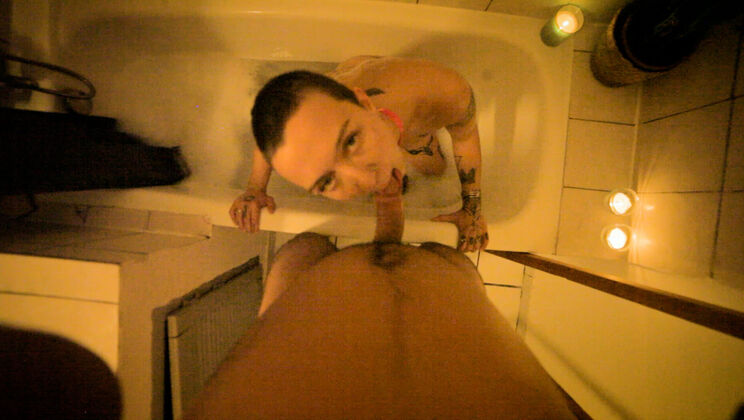 Tattooed Short Hair Lulu Fucks in the Bath